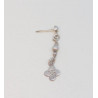 Boucle d'oreille à croix basque reliée à une chaîne à boules. Bijou basque en argent 925 disponible sur bijoux-basque.com